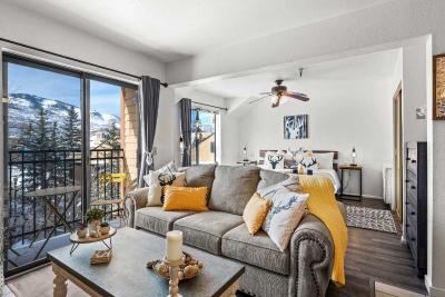 Cozy PC Condo - Top Floor Studio