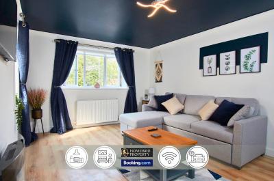 Cosy 4Bedroom House Near City Centre By Homebird Property Management Short Lets & Serviced Accommodation Leeds With Private Parking & Garden