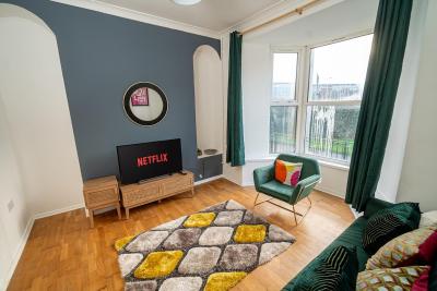 Stylish 3-Bed Swansea Home with WiFi & Kitchen
