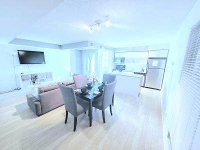 Posh Downtown Spacious Lakeview 2 Beds Exclusive Condo Gym Pool Free Parking