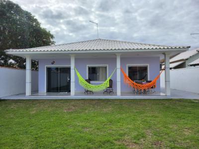 Casa ampla e nova à 400m da praia