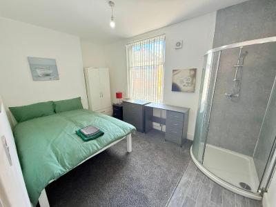 BIG double room Attached Shower near to city center