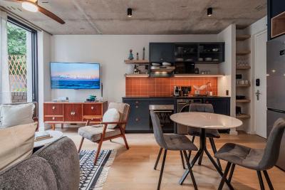 Dreamy new 1 bed with epic rooftop deck & pool