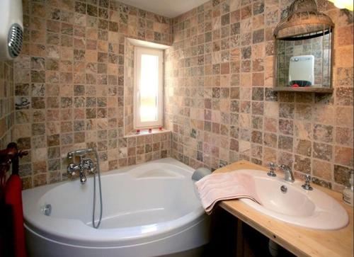 Fürdőszoba, Le Gite des Faucons in Faucon De Barcelonnette