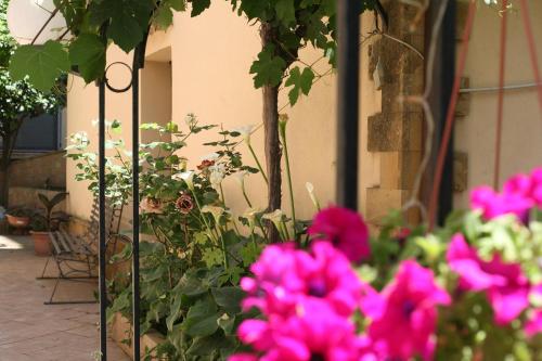 2 bedrooms, 5 beds