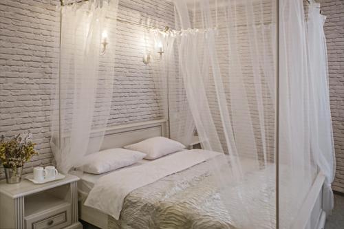 1 queen bed, 1 sofa bed