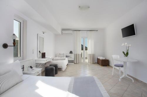 Iris Beach Hotel - image 2