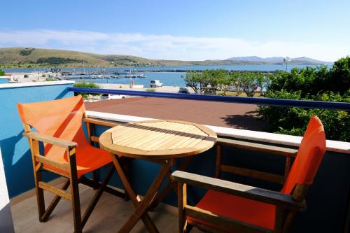 Galazio Limani - Rooms to let in Moudrosa