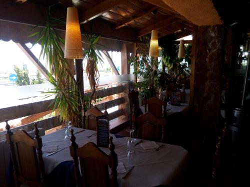 Étterem, Hostal Sierra De Baza in Baúl