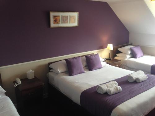 1 double bed, 2 twin beds