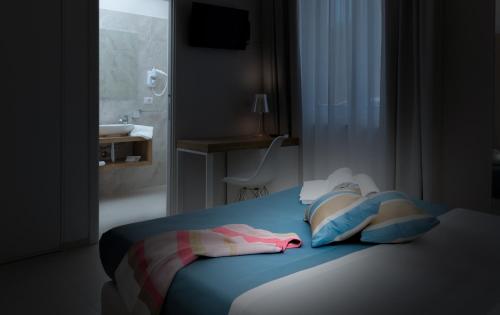 Standard Double Room image 2