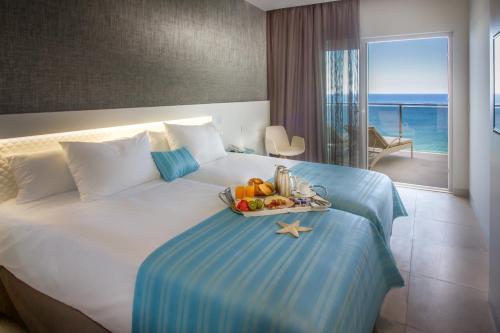 Suitopía - Sol y Mar Suites Hotel - image 12