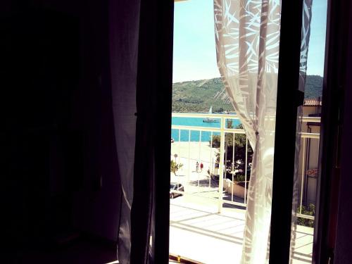  Apartment by the beach, Ferienwohnung in Primošten