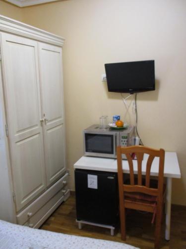 Hostal Becares Set in a prime location of Palencia, Hostal Becares puts everything the city has to offer just outside your doorstep. The property has everything you need for a comfortable stay. All the necessary fac