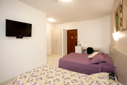 4 twin beds