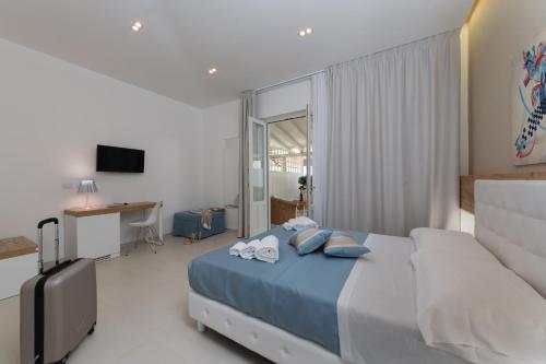 Deluxe Double or Twin Room image 3