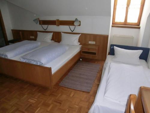 1 queen bed, 1 sofa bed
