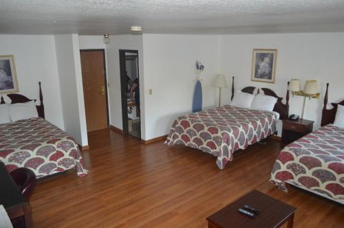 3 queen beds
