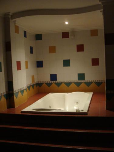 Deluxe Suite with Spa Bath image 4