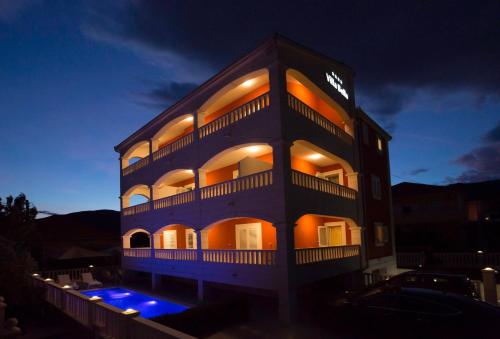 Villa Apartments Art 5