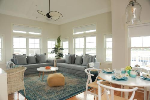 The Sea Breeze Inn in Middletown, USA