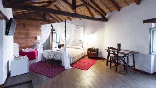 1 queen bed, 2 twin beds