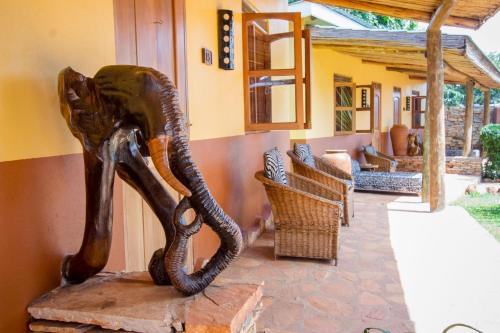 2 Friends Guest House - Tap to explore photos