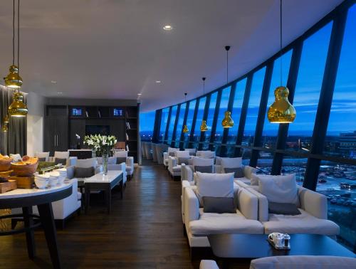 Bar/lounge, Radisson Blu Manchester Airport in Manchester Airport