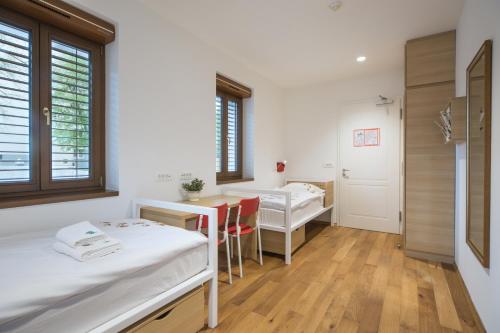 2 twin beds