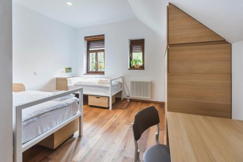 2 twin beds