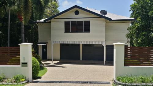 

Cairns / Stratford Tropical apartment