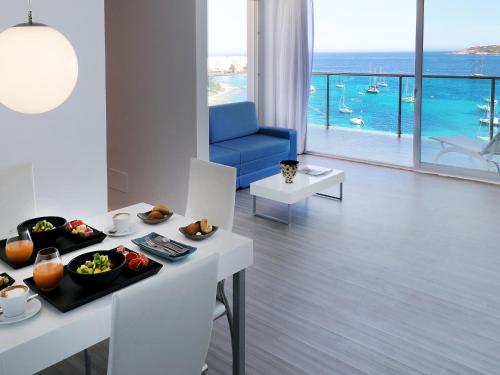 阿克塞爾海灘伊比薩套房公寓Spa和海灘俱樂部 - 僅限成人入住 (AxelBeach Ibiza Suites Apartments Spa and Beach Club - Adults Only) in 桑特霍塞普德薩塔萊阿