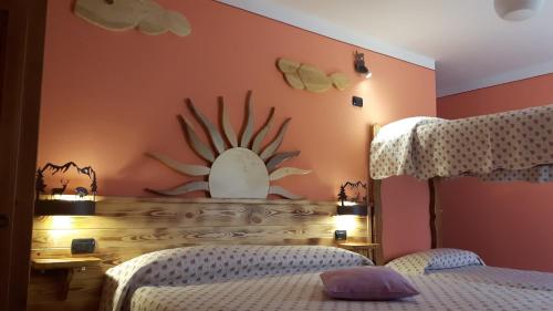 1 queen bed, 1 bunk bed