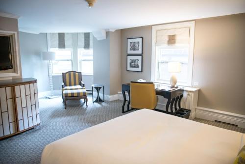 DeluxeKing Room with Courtyard View