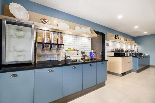 Country Inn & Suites by Radisson Indianola IA - image 9