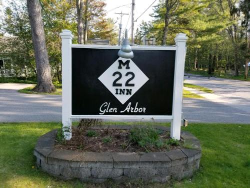 . The M-22 Inn Glen Arbor