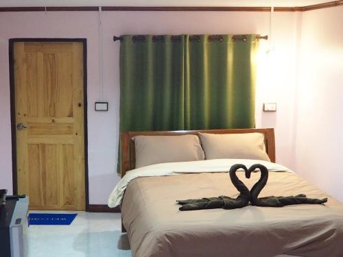 Smile Resort Located in Wiset Chai Chan, Smile Resort is a perfect starting point from which to explore Ang Thong. The property offers a wide range of amenities and perks to ensure you have a great time. Take adva