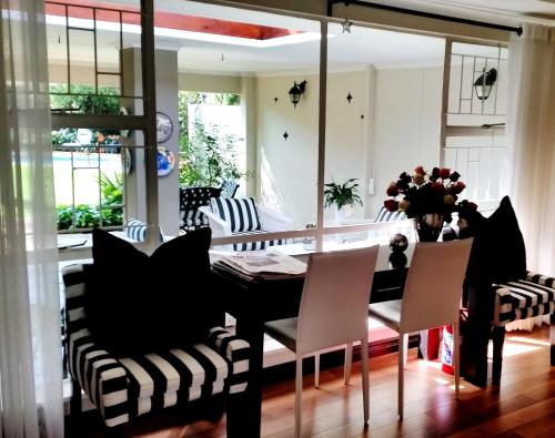 Pubi/sohvabaar, Rosebank Lodge Guesthouse by Claires near Zoo Lake Park