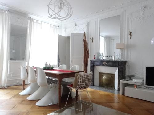 Les Serruriers - Appartement Spacieux avec Terrasse & Parking - image 6