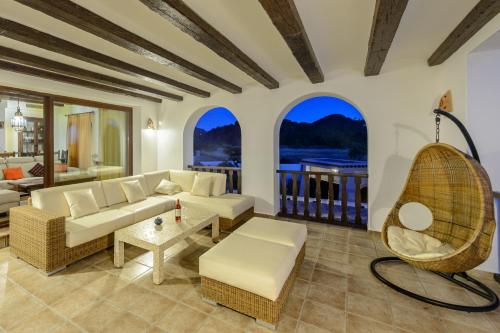 Villa Almond - Tap to explore photos