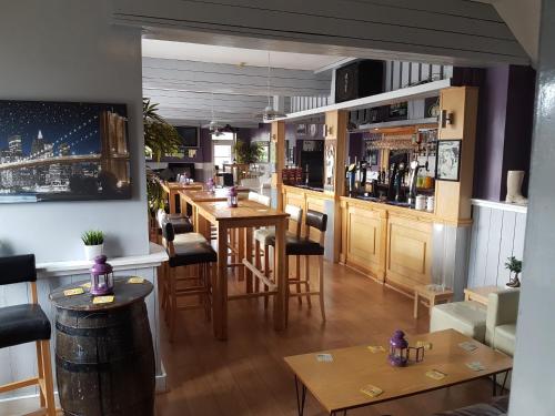 Bar/lounge, Sutherlands Hotel in Gateshead