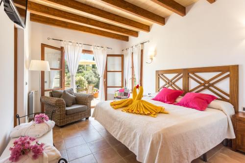 1 queen bed, 1 sofa bed