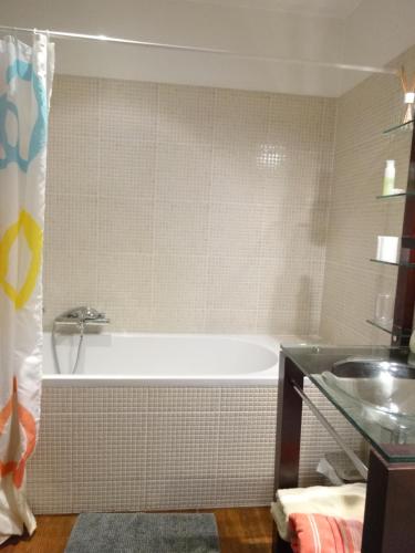 Les Serruriers - Appartement Spacieux avec Terrasse & Parking - image 7