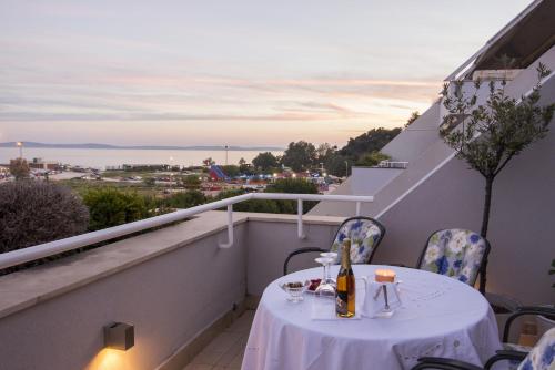 Seaside Apartment Gold 1row 3