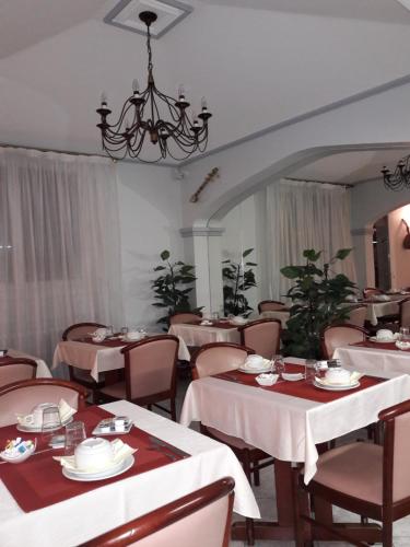 Food and beverages, Hotel les Troenes in Saint-Eloi