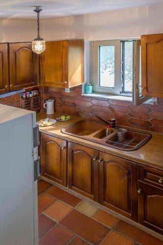 ห้องครัว, Sea front Villa in แคลามาทา