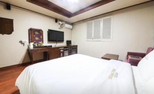 Motel Nine Hollywood Motel is perfectly located for both business and leisure guests in Daejeon. The property offers guests a range of services and amenities designed to provide comfort and convenience. Service-