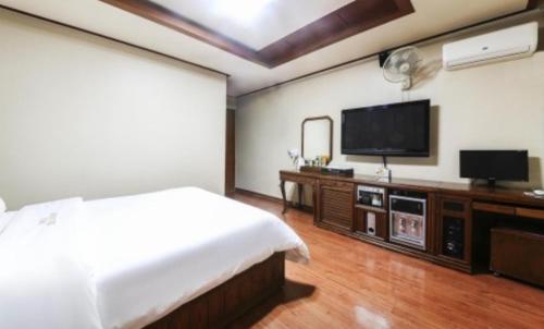 Motel Nine Hollywood Motel is perfectly located for both business and leisure guests in Daejeon. The property offers guests a range of services and amenities designed to provide comfort and convenience. Service-