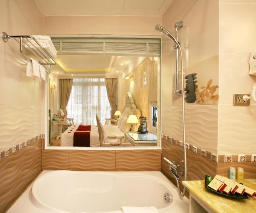 room detail thumbnail 2