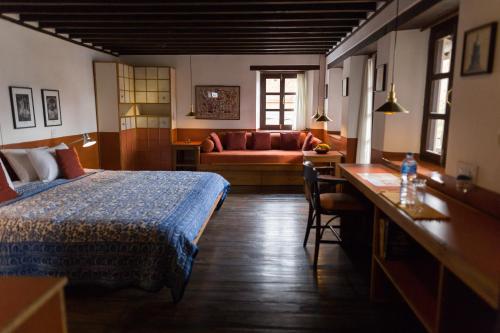 1 king bed, 1 sofa bed
